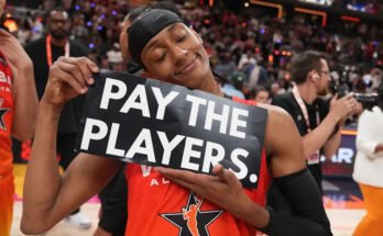 Brittney Sykes van Washington Mystics heeft een bord na een basketbalwedstrijd van de WNBA All-Star tegen Team Collar, op zaterdag 19 juli 2025 in Indianapolis. (Appo / Michael Conroy)