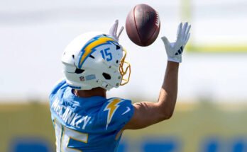 De ontvanger van Los Angeles Loaders Ladd McConkey vangt een pass tijdens het trainingskamp voor het NFL -voetbalteam donderdag 17 juli 2025, in El Segundo, Californië (AP Photo / Eric Thayer)
