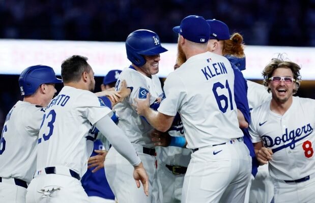 Freddie Freeman van Los Angeles Dodgers, Center, wordt gefeliciteerd door de teamgenoten nadat hij een eenvoudig te markeren Shohei Ohtani om een honkbalwedstrijd te winnen tegen de White Sox in Chicago tijdens de negende ronde op woensdag 2 juli 2025, in Los Angeles. (AP Photo / Kevork Djansezian)
