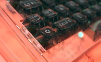 De afbeelding kan de hardware -computer -toetsenbord elektronica en materialen bevatten