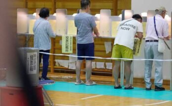 Kiezers vullen hun stembiljetten in de bovenste slaapkamer verkiezingen in een stembureau op zondag 20 juli 2025 in Tokio.