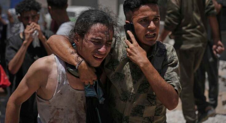 De Palestijnen reageren na het vervoeren van de lichamen van degenen die werden gedood terwijl ze probeerden hulpwagens te bereiken die het noorden van Gaza binnenkomen door de doorgang van Zikim met Israël, naar Shifa Hospital in Gaza City op zondag.