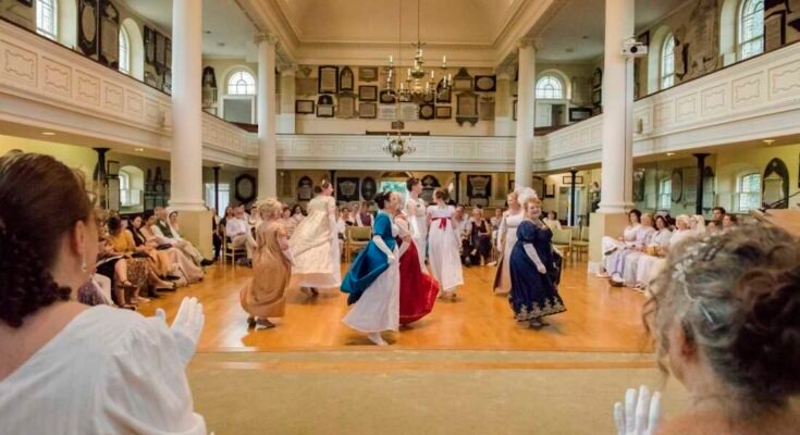 De dansers treden op in St Swithins, Bath, op het Jane Austen Festival, 2023.