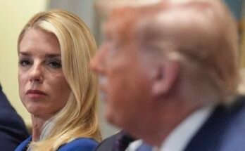 De procureur -generaal Pam Bondi luistert links naar president Donald Trump, rechts, spreekt tijdens een vergadering van het kabinet in het Witte Huis.