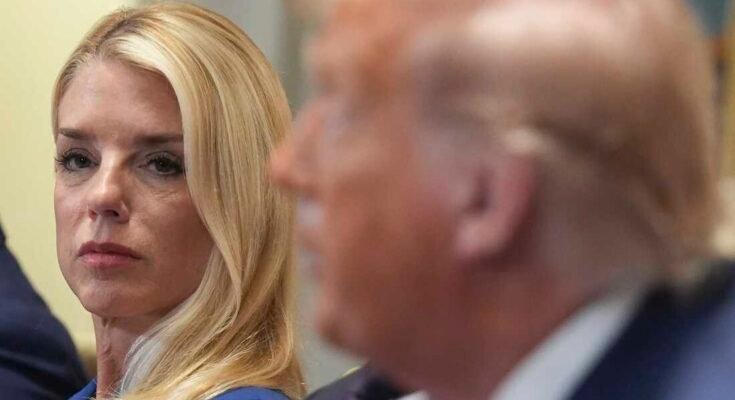 De procureur -generaal Pam Bondi luistert links naar president Donald Trump, rechts, spreekt tijdens een vergadering van het kabinet in het Witte Huis.