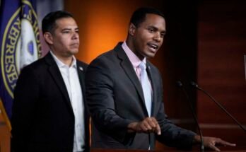 Ritchie Torres, vertegenwoordiger van de New York Democraat, spreekt aan de rechterkant op een persconferentie over Capitol Hill op 17 juli 2023 in Washington, DC