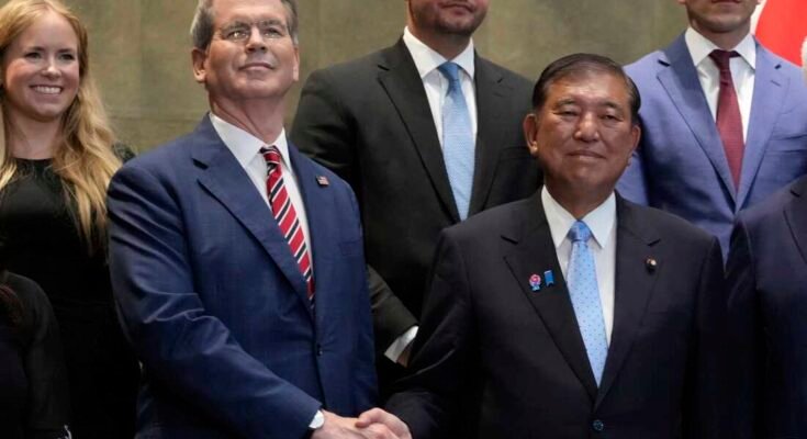 De Japanse premier Shigeru Ishiba, rechts, schudt de hand met de Amerikaanse secretaris van de Treasury Scott Bessent vóór hun ontmoeting op het kantoor van de premier in Tokio op 18 juli 2025.