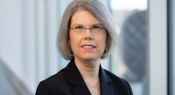 Edith Chapin, directeur van nieuws en acteerinhoud van NPR, vertelde haar collega's op dinsdagochtend dat ze had besloten af te treden.