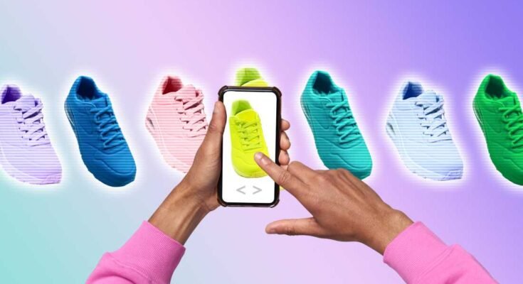 Een fotocollage met een paar uitgerekte armen met roze mouwen. De persoon houdt een telefoon vast voor een paar citroenachtige gekleurde sneakers. Citroen sneakers staan in het midden van een reeks identieke sneakers in verschillende heldere kleuren. De afbeelding vindt plaats op een gedegradeerde achtergrond die van aqua naar paars gaat.