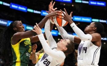 De Golden State Valkyries Kate Martin (20) doelman heeft problemen met het handhaven van bezit tegen de Seattle Storm -spits Ezi Magbegor (links), terwijl het centrum van Valkyries Temi Fagbenle (14) de bal bereikte in de tweede helft van een WNBA -wedstrijd in Seattle. De Valkyries debuteerden dit seizoen als 13th League -team.