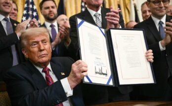 President Trump toont de wet op engineering - de eerste grote cryptografiewetgeving aangenomen door het congres - nadat hij het had ondertekend in het Witte Huis in Washington, DC, op 18 juli 2025.