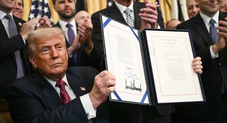 President Trump toont de wet op engineering - de eerste grote cryptografiewetgeving aangenomen door het congres - nadat hij het had ondertekend in het Witte Huis in Washington, DC, op 18 juli 2025.