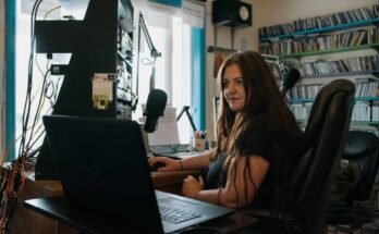 Abby Dufour, WCHG News -journalist en Dufour's middag van de dag, geeft het volgende nummer van zijn uitzending op WCHG 107.1 FM Station, in Hot Springs, Virginie, vrijdag 18 juli 2025. Credit: Kristian Thacker voor NPR voor NPR